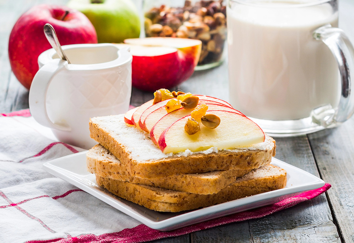 tostadas-salvado-con-queso-manzana-frutas